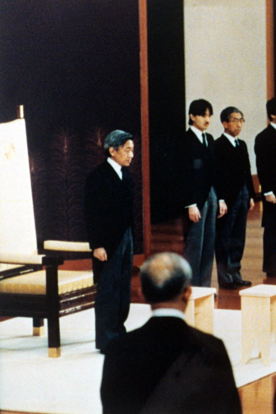 7. Januar 1989: Am Todestag seiner Vaters, Kaiser Hirohito, wird Akihito im State Room des Kaiserlichen Palastes zum Kaiser von Japan ernannt