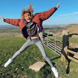 Steffii kann aber auch ganz natürlich! In Leggings und vom Wind zerzaustem Haar genießt sie die Landschaft in Brighton.  