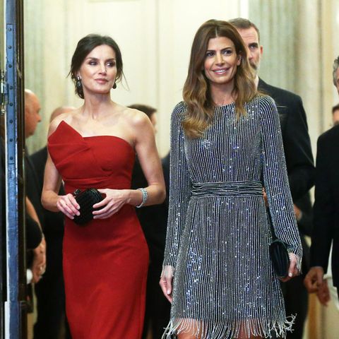 Am Abend zieht Königin Letizia in dieser roten Roben alle Blicke auf sich. An der Seite von Argentiniens First Lady Juliana Awada legt die spanische Königin einen hollywoodreifen Auftritt hin.