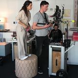 Die kleinen Menschen unter uns teilen das Schicksal von Eva Longoria, für vieles nicht groß genug zu sein. Die Schauspielerin muss einen Hocker zur Hilfe holen, um die Ergebnisse eines Videodrehs sehen zu können – und erheitert damit ihre Instagram-Follower. 