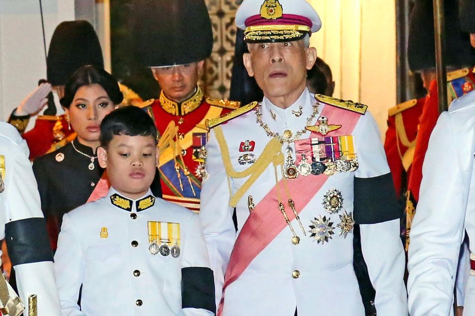 König Maha Vajiralongkorn (r.) und sein Sohn Prinz Dipangkorn Rasmijoti