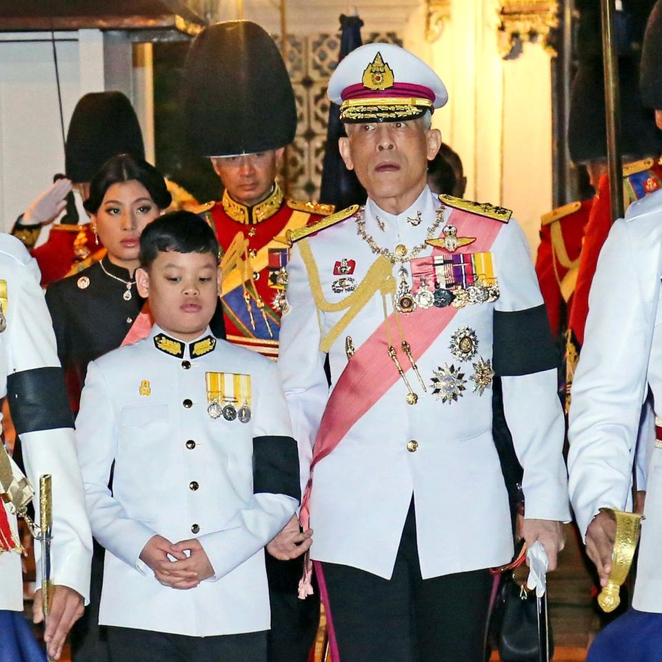 König Maha Vajiralongkorn (r.) und sein Sohn Prinz Dipangkorn Rasmijoti