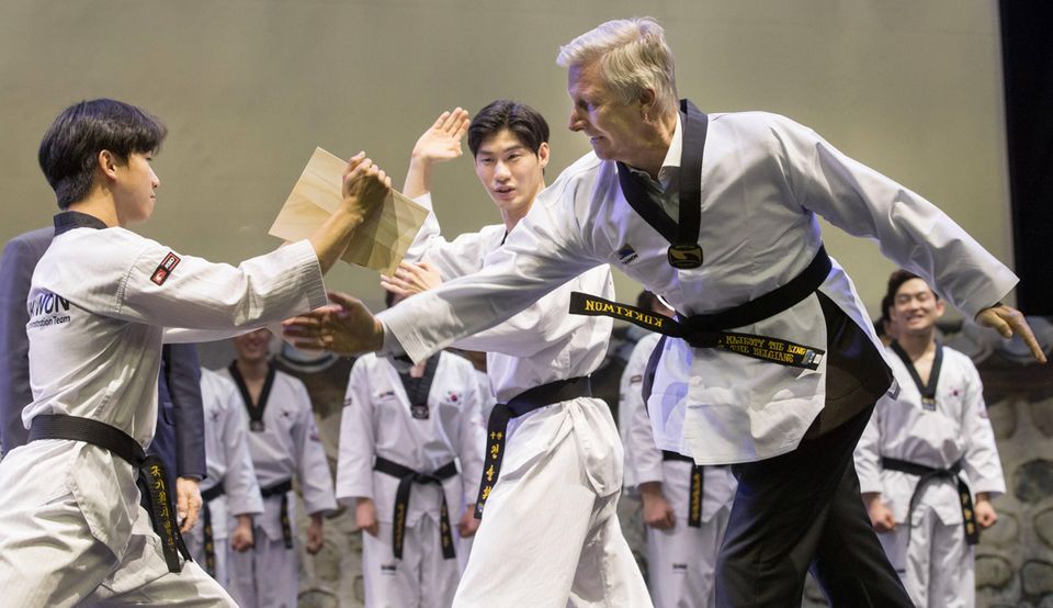 26. März 2019 König Philippe zeigt im Welt-Taekwondo-Hauptquartier Kukkiwon seine Kampfkünste. 26. März 2019 König Philippe zeigt im Welt-Taekwondo-Hauptquartier Kukkiwon seine Kampfkünste.