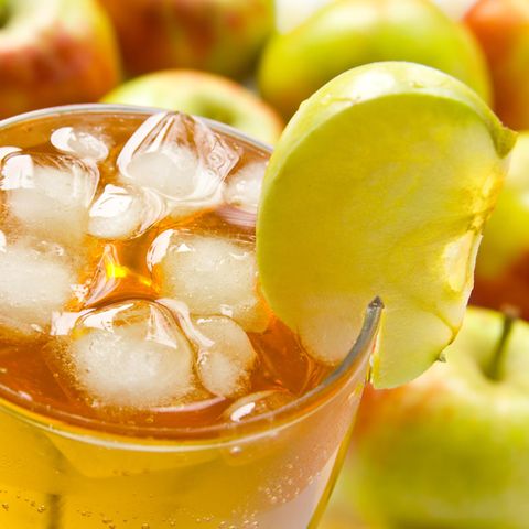 Ein Glas kalte Apfelschorle gilt als einer der besten Durstlöscher – vor allem im Sommer