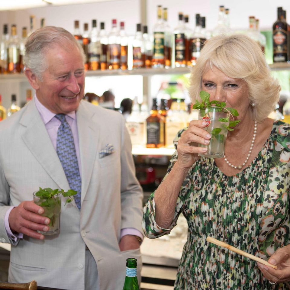 Prinz Charles und Herzogin Camilla genießen Mojitos in einer Cocktail-Bar in Havanna
