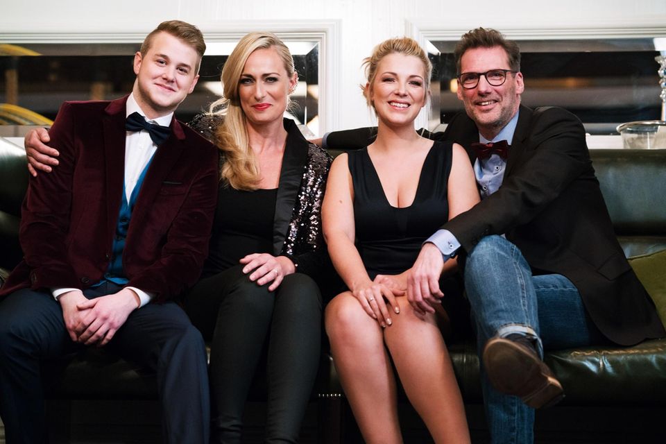 Iris Mareike Steen im Interview: Iris Mareike Steen mit ihrer GZSZ-Familie Felix van Deventer, Eva Mona Rodekirchen und Clemens Löhr Iris Mareike Steen mit ihrer GZSZ-Familie Felix van Deventer, Eva Mona Rodekirchen und Clemens Löhr