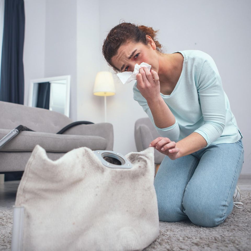 Die Hausstauballergie zählt neben der Pollenallergie zu den häufigsten Allergien in Deutschland. GALA klärt Sie über die wichtigsten Fakten auf