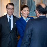Wer hat hier wohl die Hosen an? Kronprinzessin Victoria und ihr Ehemann Prinz Daniel tragen in modischer Eintracht beide einen Hosenanzug. Streng sieht das Outfit von Rodebjer aber keineswegs an der Schwedin aus, weil Victoria eine bunte Musterbluse und auffällige Ohrringe dazu kombiniert.