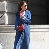 Zu viel Denim gibts nicht!  Katie Holmes liebt den blauen Look und scheut sich nicht, das beliebte Material in Komplett-Montur zu tragen. Der Trick: Hose und Mantel unterscheiden sich in den Blautönen. Dadurch wirkt das Outfit nicht von Jeans überlagert, sondern wunderbar harmonisch. Tasche und Tuch brechen das Outfit als farbliche Highlights auf – ein perfekter Look. 