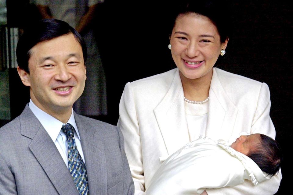 Prinzessin Aiko von Japan: Prinz Naruhito (l.) und Prinzessin Masako von Japan (r.) verlassen am 8. Dezember 2001 mit ihrer Tocher Prinzessin Aiko die Palastklinik in Tokio. Prinz Naruhito, Prinzessin Masako mit Prinzessin Aiko