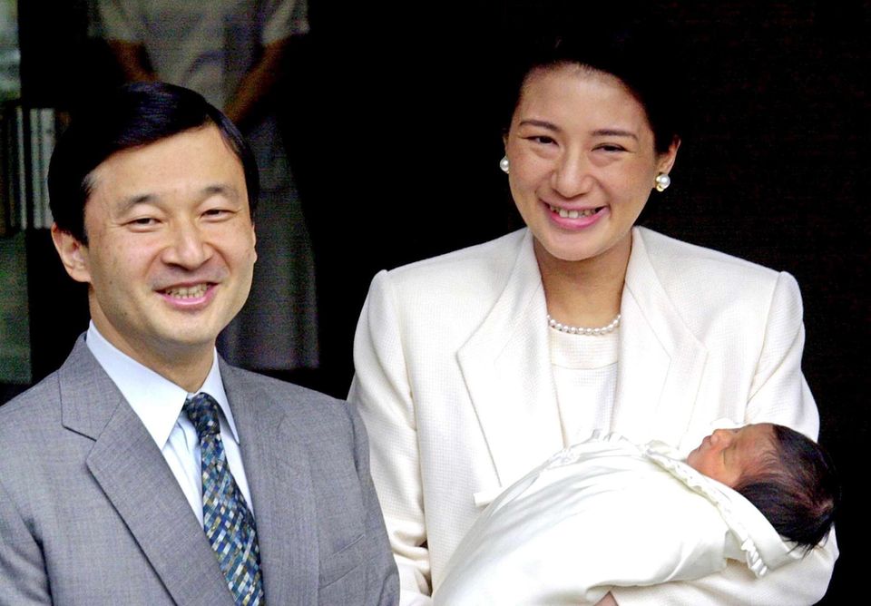 Prinzessin Aiko von Japan: Prinz Naruhito (l.) und Prinzessin Masako von Japan (r.) verlassen am 8. Dezember 2001 mit ihrer Tocher Prinzessin Aiko die Palastklinik in Tokio. Prinz Naruhito, Prinzessin Masako mit Prinzessin Aiko