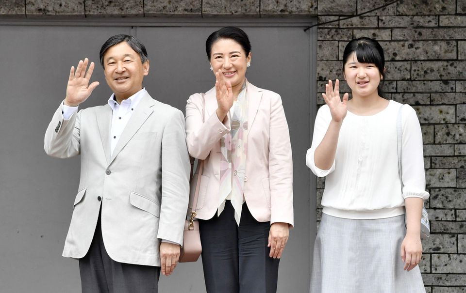 Prinzessin Aiko von Japan: Prinzessin Aiko - hier mit ihren Eltern Prinz Naruhito und Prinzessin Masako - arbeitet sich langsam in ihre royalen Pflichten ein und begleitet ihre Eltern ab und an schon zu Terminen. Am 1. Mai 2019 werden Naruhito und Masako zum Kaiserpaar ernannt. Prinzessin Aiko - hier mit ihren Eltern Prinz Naruhito und Prinzessin Masako - arbeitet sich langsam in ihre royalen Pflichten ein und begleite ihre Eltern ab und an schon zu Terminen. Am 1. Mai 2019 werden Naruhito und Masako zum Kaiserpaar ernannt.