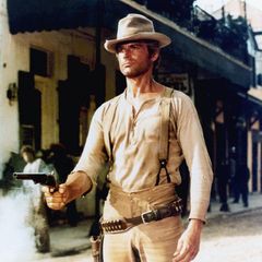 Terence Hill, der Mann mit den strahlend blauen Augen, spielt sich als Haudegen an der Seite von Bud Spencer mit zahlreichen Filmen wie "Vier Fäuste für ein Halleluja" (1971) oder "Das Krokodil und sein Nilpferd" (1979) in die Herzen der Zuschauer. 