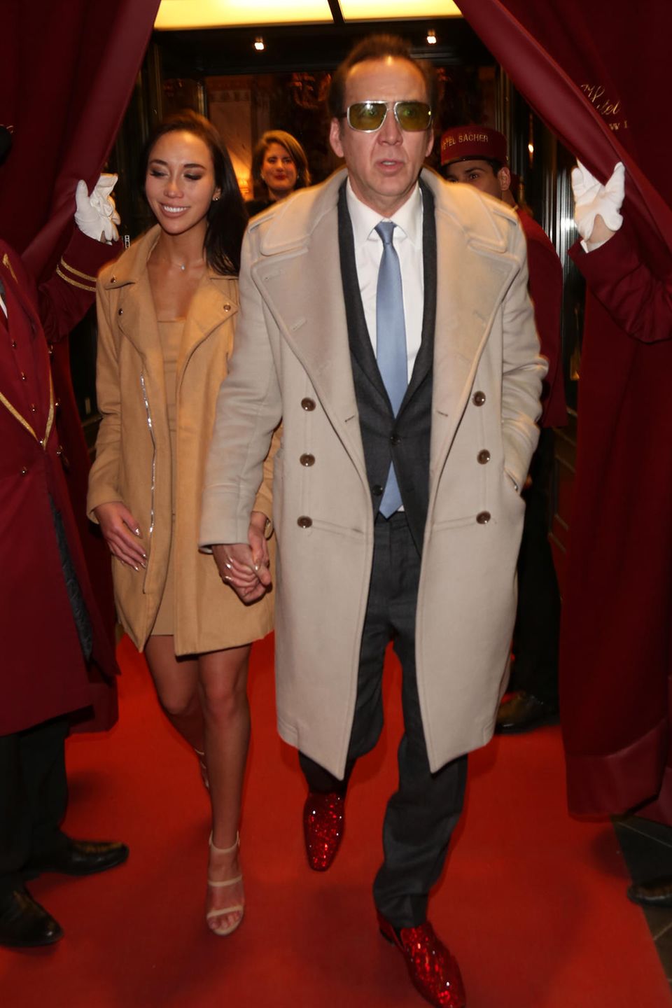 Nicolas Cage + Erika Koike: 4 Tage Nicolas Cage heiratet zum vierten Mal. Doch die Ehe mit Erika Koike lässt der "Leaving Las Vegas"-Schauspieler nur vier Tage später annullieren. Nicolas Cage + Erika Koike: 4 Tage Nicolas Cage heiratet zum vierten Mal. Doch die Ehe mit Erika Koike lässt der "Leaving Las Vegas"-Schauspieler nur vier Tage später annullieren.