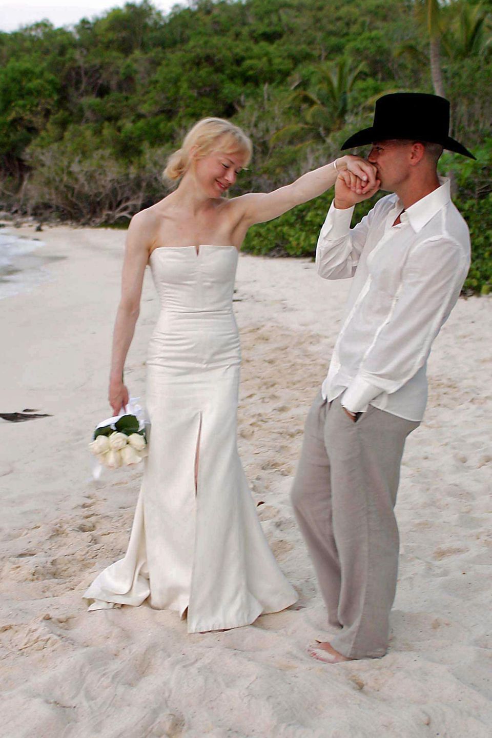 Renée Zellweger + Kenny Chesney: 4 Monate  Oscar-Gewinnerin Renée Zellweger heiratet Countrysänger Kenny Chesney im Mai 2005 in der Karibik. Doch Ende des Jahres sind die beiden schon wieder geschiedene Leute. Die "Bridget Jones"-Darstellerin bezeichnet die gescheiterte Kurz-Ehe als "sehr traurige Erfahrung" in ihrem Leben.