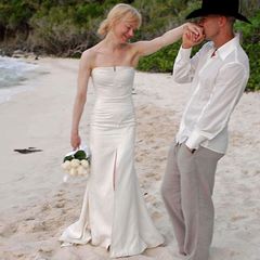 Renée Zellweger + Kenny Chesney: 4 Monate  Oscar-Gewinnerin Renée Zellweger heiratet Countrysänger Kenny Chesney im Mai 2005 in der Karibik. Doch Ende des Jahres sind die beiden schon wieder geschiedene Leute. Die "Bridget Jones"-Darstellerin bezeichnet die gescheiterte Kurz-Ehe als "sehr traurige Erfahrung" in ihrem Leben.