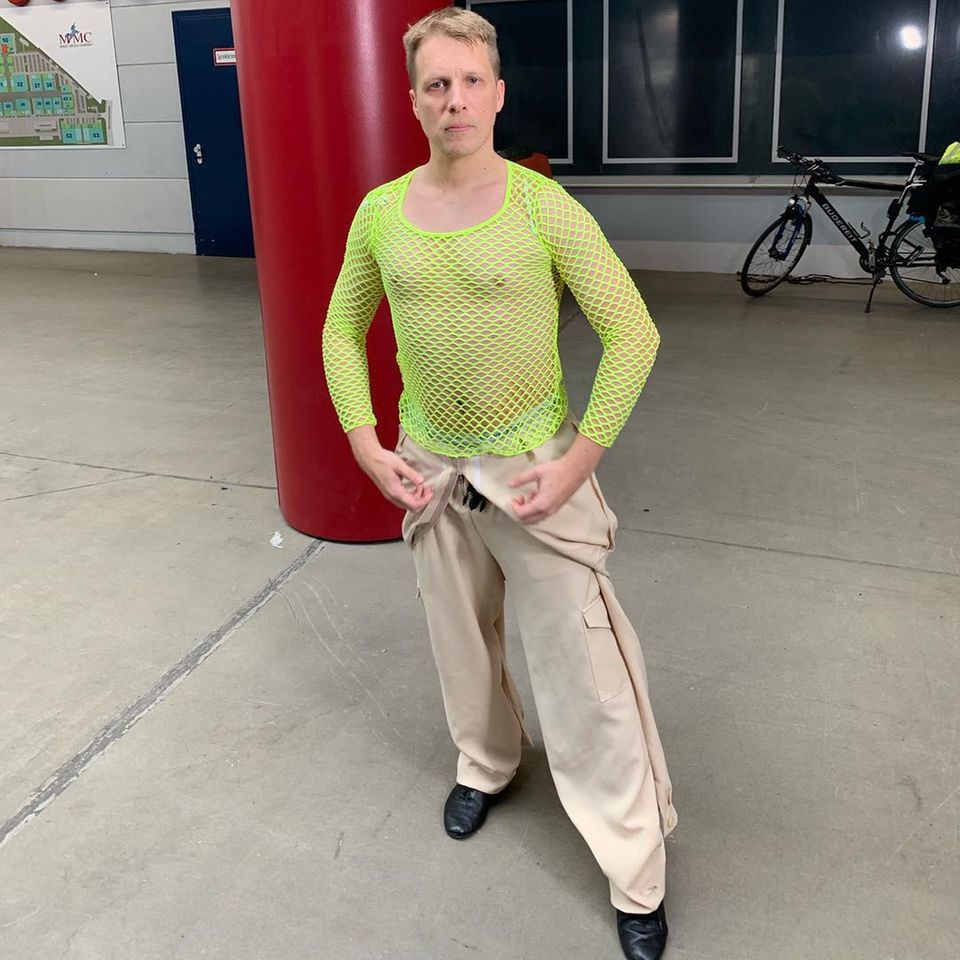 Oliver Pocher scheint sein Outfit für die kommende "Let's Dance"-Mottoshow gefunden zu haben: "80er Jahre Outfit für Let’s Dance morgen STEHT!!" schreibt er zu diesem Bild bei Instagram. Macht er seine Drohung war und tanzt in diesem Outfit, kann sich sicher niemand mehr auf seine Tanz-Performance konzentrieren. Vielleicht also auch eine kluger Schachzug des Comedian. Oliver Pocher scheint sein Outfit für die kommende "Let's Dance"-Mottoshow gefunden zu haben: "80er Jahre Outfit für Let’s Dance morgen STEHT!!" schreibt er zu diesem Bild bei Instagram. Macht er seine Drohung war und tanzt in diesem Outfit, kann sich sicher niemand mehr auf seine Tanz-Performance konzentrieren. Vielleicht also auch eine kluger Schachzug des Comedian.
