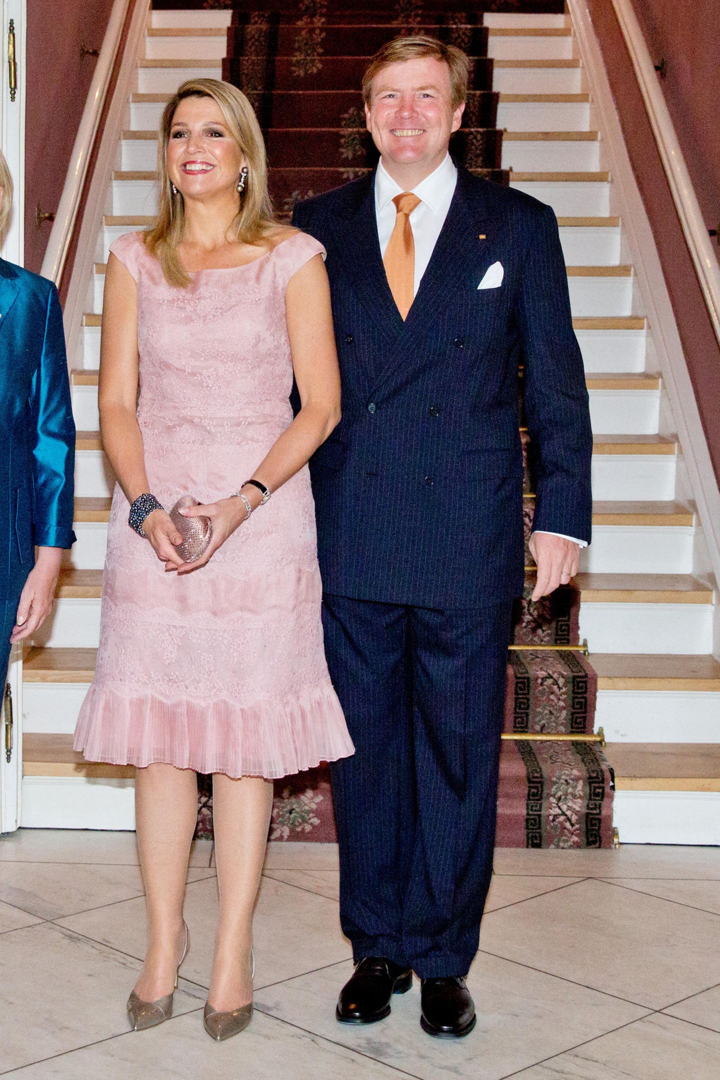Es ist nicht das erste Mal, dass die royalen Damen den gleichen Modegeschmack haben. Im Mai 2014 zeigt sich Máxima in einem altrosa Cocktailkleid von Valentino. Der U-Boot-Ausschnitt und die zarte Spitze scheinen es auch Prinzessin Mary angetan zu haben... 