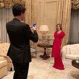 Ganz verrückt! Topmodel Natalia Vodianova lässt sich von Ehemann Antoine Arnault vor dem Besuch des Love Balls der Naked Heart Foundation noch schnell im stylischen, roten Abendrobe fotografieren, auf dem Bild sieht es durch die Schürze des Kleids jedoch so aus, als hätte sie ihre Beine verschoben. 