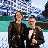 Frie Kicherer (Beauty-Chefin GALA) überreicht den Beauty-Oscar für „Medical & Health Concepts“ an Hans-Peter Veit für das „Spa Nescens im Victoria Jungfrau Frand Hotel & Spa“.