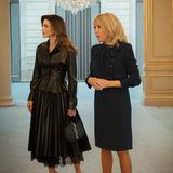 Zwei Fashionistas im Dienste der internationalen Politik: Beim Staatsbesuch des Königspaares von Jordanien hat sich Brigitte Macron für ein elegantes, knielanges Kleid mit Drapierung in Dunkelblau entschieden. Style-Star Königin Rania setzt derweil auf einen gewagten All-over-Lederlook.