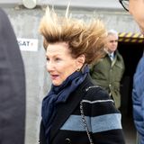 Vom Winde verweht: Königin Sonja von Norwegen lässt sich beim Staatsbesuch in Chile auch von starken Windböen nicht umhauen. Einen lustigen Frisurenschnappschuss gibt's für die Fotografen auch noch.