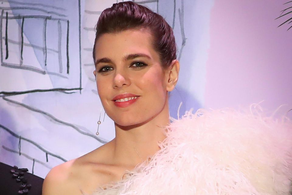 Rosenball in Monte-Carlo: Charlotte Casiraghi nimmt den halben roten Teppich für sich ein. Ihre Federrobe benötigt viel Platz. Charlotte Casiraghi nimmt den halben roten Teppich für sich ein. Ihre Federrobe benötigt viel Platz.