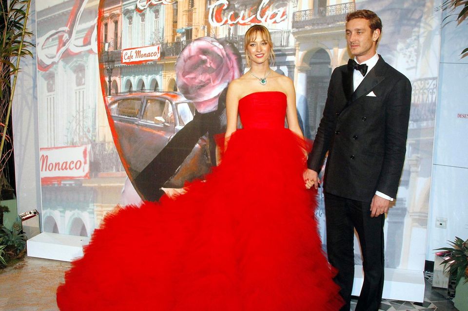 Rosenball in Monte-Carlo: An der Seite ihres Liebsten, Pierre Casiraghi, gelingt Beatrice Borromeo der Wow-Auftritt auf dem Rosenball 2016. Das Kleid stammt direkt vom Catwalk und entspringt der Feder von Giambattista Vallis - jenem Designer, der bereits das Hochzeitskleid von Amal Clooney sowie andere Red-Carpet-Roben vieler Stars entwarf. An der Seite ihres Liebsten, Pierre Casiraghi, gelingt Beatrice Borromeo der Wow-Auftritt auf dem Rosenball 2016. Das Kleid stammt direkt vom Catwalk und entspringt der Feder von Giambattista Vallis - jenem Designer, der bereits das Hochzeitskleid von Amal Clooney sowie andere Red-Carpet-Roben vieler Stars entwarf.