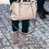 Bei Prinzessin Victoria scheint der Frühling noch nicht so richtig angekommen zu sein und so ganz harmonieren ihre Schuhe auch nicht mit ihrer Handtasche.