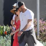 2. April 2019  Ohne Schuhe, dafür aber mit Hutbedeckung und großer Sonnenbrille: Schauspielerin Dakota Johnson und "Coldplay"-Frontman Chris Martin flanieren durch Malibu, Los Angeles. 