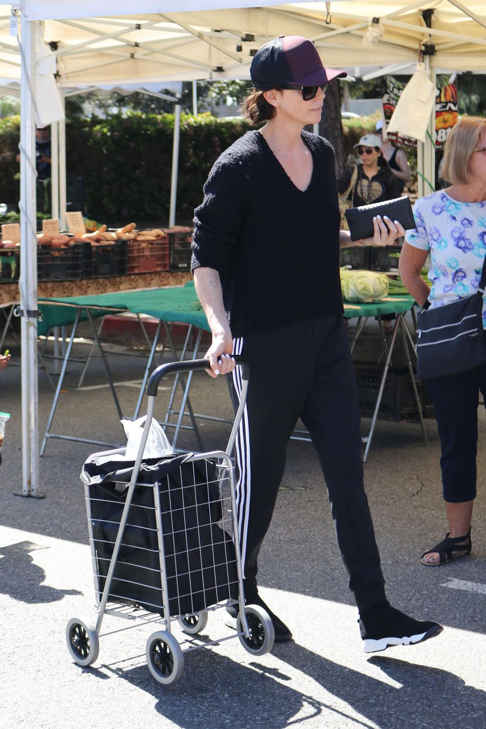 Schauspielerin Charlize Theron schafft ihn immer wieder: Den Spagat zwischen roten Teppichen und dem Alltag einer Zweifach-Mama. Beim Einkaufen auf einem Wochenmarkt in Los Angeles zusammen mit ihren beiden Kindern zeigt sich die 43-Jährige in legerer Kleidung und tiefsitzender Kappe. Schauspielerin Charlize Theron schafft ihn immer wieder: Den Spagat zwischen roten Teppichen und dem Alltag einer Zweifach-Mama. Beim Einkaufen auf einem Wochenmarkt in Los Angeles zusammen mit ihren beiden Kindern zeigt sich die 43-Jährige in legerer Kleidung und tiefsitzender Kappe.