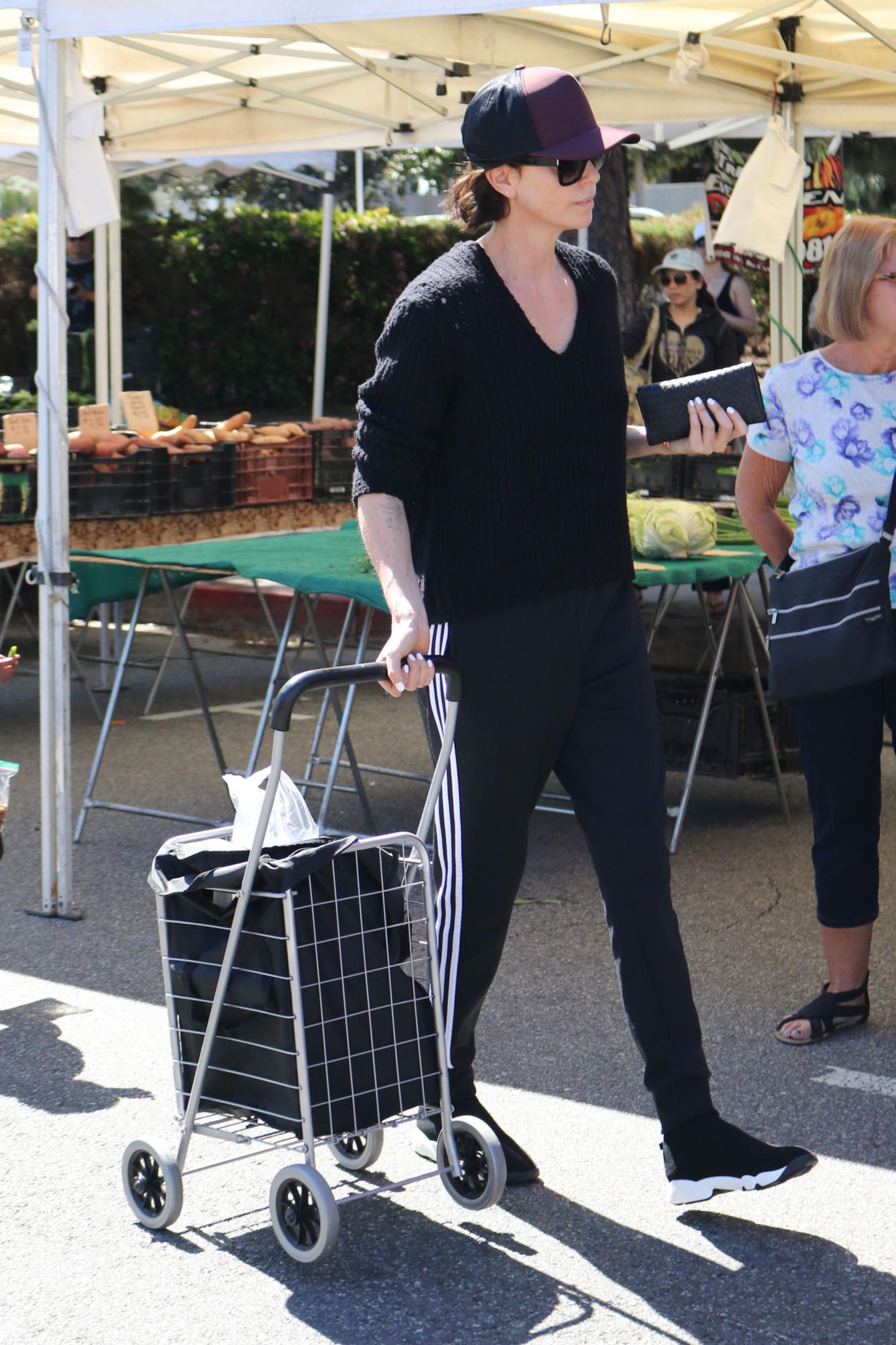 Schauspielerin Charlize Theron schafft ihn immer wieder: Den Spagat zwischen roten Teppichen und dem Alltag einer Zweifach-Mama. Beim Einkaufen auf einem Wochenmarkt in Los Angeles zusammen mit ihren beiden Kindern zeigt sich die 43-Jährige in legerer Kleidung und tiefsitzender Kappe. 