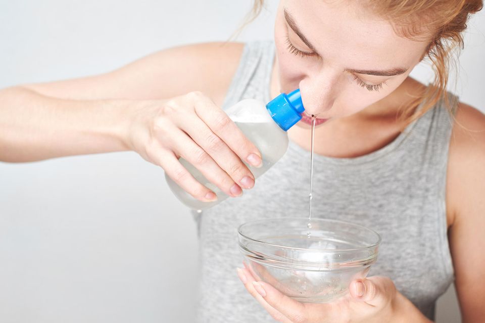 Hausmittel: Eine Nasendusche kann die Symptome von Heuschnupfen deutlich lindern.