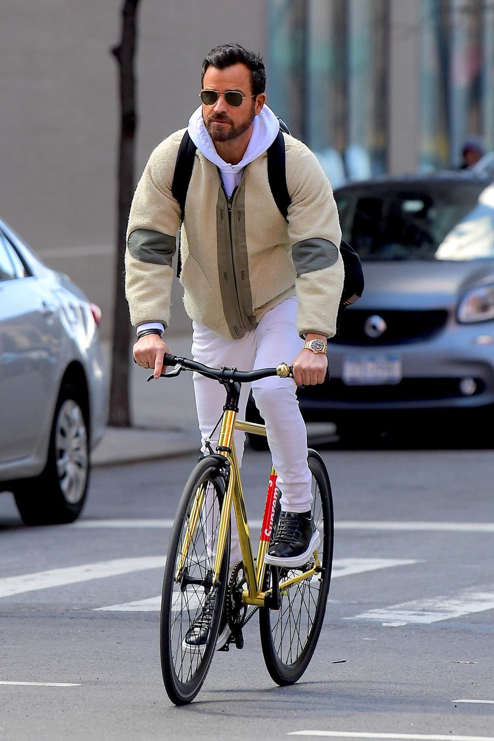 Die Straßen von New York sind verstopft mit Autos, Justin Theroux macht es genau richtig und nimmt das Fahrrad, um von A nach B zu kommen. Nur einen Helm sollte er sich und seiner Sicherheit unbedingt noch gönnen.
