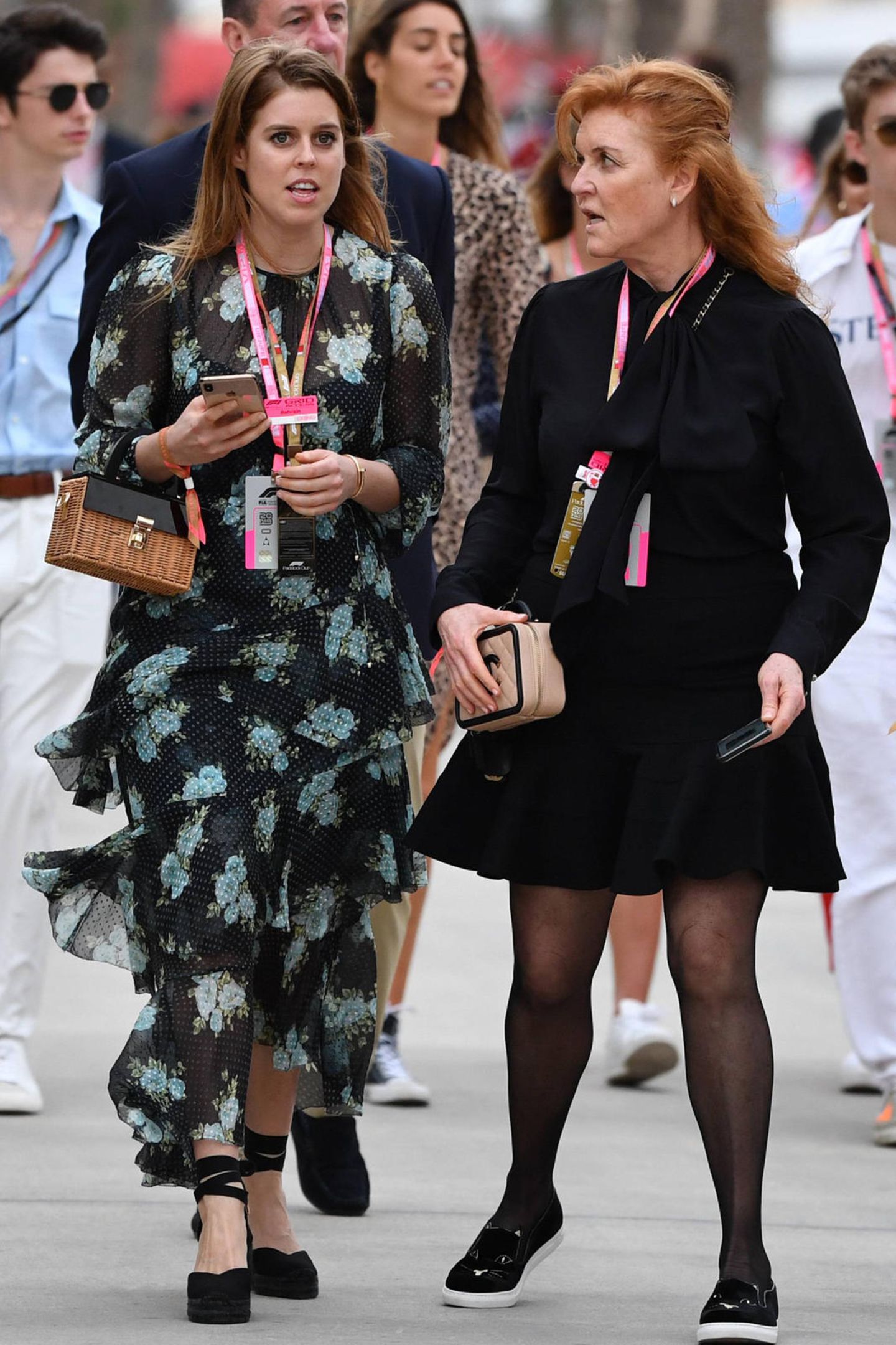 Bei diesem Anblick staunt sogar Mutter Sarah Ferguson! Prinzessin Beatrice besuchte am Wochenende den Großen Preis von Bahrain. Dabei baumelte ein echtes Schnäppchen an ihrem Handgelenk: Die Korbtasche ist von Zara und kostet nur 47 Euro. Kein Wunder also, dass Fergie sie so erstaunt anschaut – wer hätte das schon gedacht? 