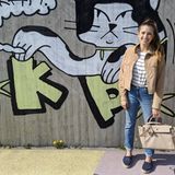 Cathy Hummels genießt die Frühlingssonne und schlendert im entspannten Luxus-Outfit durch die Gegend. Zum gestreiften T-Shirt, Wildlederjacke und bequemer Jeans kombiniert sie Espadrilles von Chanel und eine beige Tasche von Hermés.