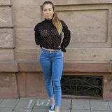 Aber auch die beliebte Skinny-Jeans steht der jungen Mutter fantastisch. Cathys Trick: Die 7/8-Länge lässt den Knöchel blitzen, wodurch die Spielerfrau optisch schmaler wirkt. In Kombination mit bequemen Schuhen der perfekte Look, um Söhnchen Ludwig im Kinderwagen durch die Gegend zu schieben. 