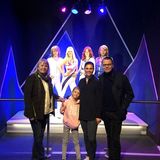 2. April 2019  Herrlich normal zeigt sich die schwedische Königsfamilie beim Besuch im "ABBA"-Museum in Stockholm. In legerer Kleidung posieren Prinzessin Estelle, Prinzessin Victoria und Prinz Daniel zusammen mit der Museums-Direktorin für ein Instagram-Foto.    
