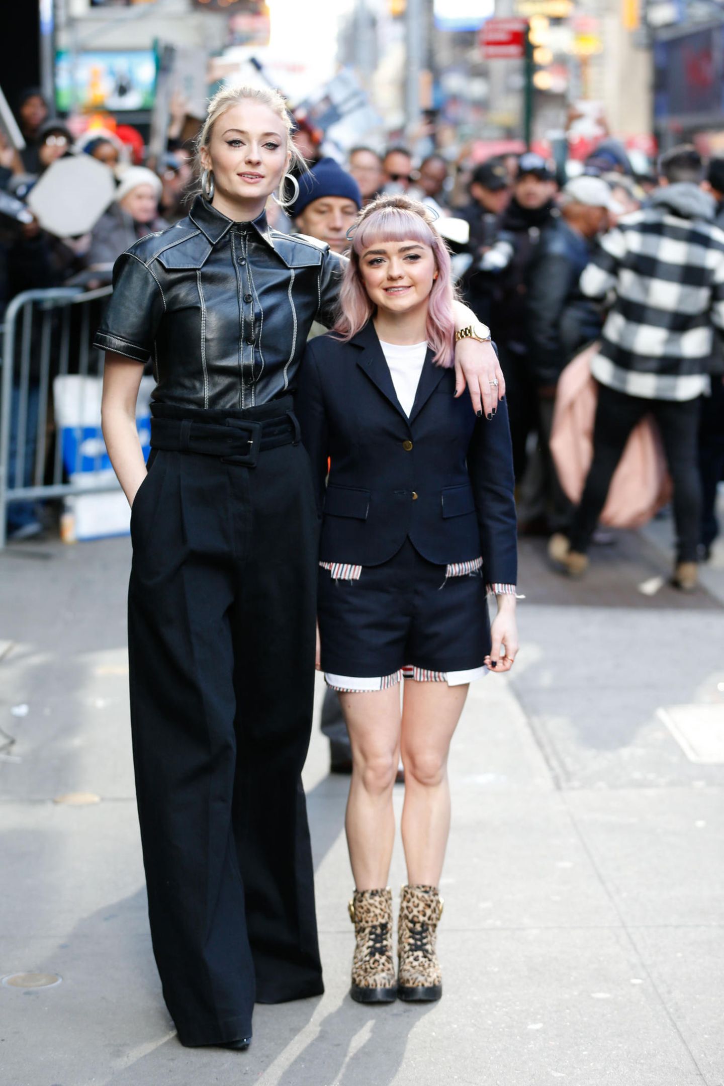 Hätten Sie gedacht, dass die Schauspielerinnen Sophie Turner und Maisie Williams ganze 20 Zentimeter Körpergröße unterscheiden? Uns ist es erst im direkten Vergleich bei einem Event in New York aufgefallen. Doch trotz eines enormen Größenunterschieds, haben die hübschen Britinnen auch eine großartige Gemeinsamkeit: Sie sind beide in der Erfolgsserie "Game of Thrones" zu sehen. 