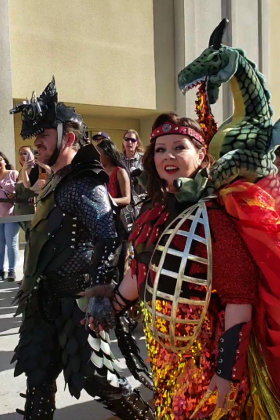 3. April 2019  Schauspielerin Melissa McCarthy überrascht zusammen mit ihrem Ehemann Ben Falcone ihre Fans in einem außergewöhnlichen Outfit: Mit einem Miniatur-Drachen auf dem Rücken und ein Kleid mit Flammen-Applikationen erscheint sie auf der "CinemaCon" in Las Vegas. 