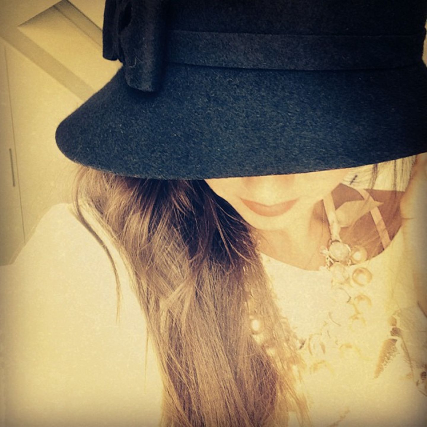 Sarah Lombardi  Wer versteckt sich denn hinter diesem großen Hut? Sarah Lombardis erste Instagram-Anfänge vom 23. August 2014 lassen sich als schüchtern beschreiben. Heute gibt uns die Sängerin via Instagram viele spannende und intime Einblicke in ihr Leben. 