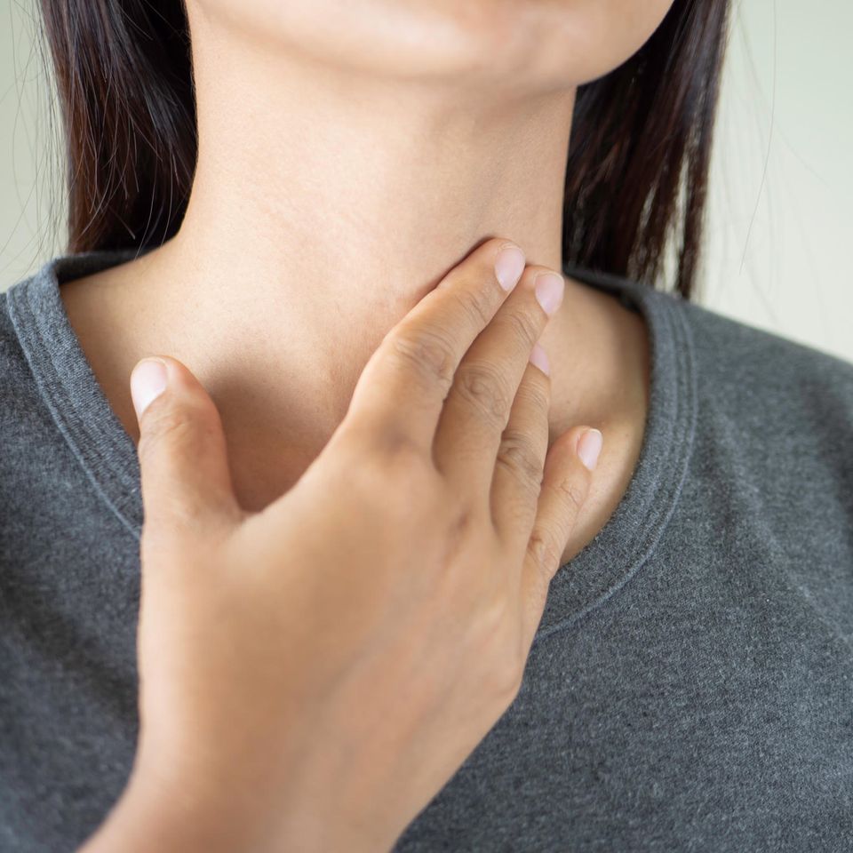 Einseitige Halsschmerzen können verschiedene Ursachen haben. 
