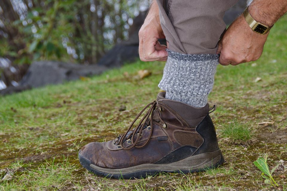 Zeckenbiss: Hohe Socken und lange Hosen machen es den Zecken schwer, an Hautstellen zu gelangen. Hohe Socken und lange Hosen machen es den Zecken schwer, an Hautstellen zu gelangen.