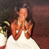 Kommt Ihnen dieses süße Lächeln bekannt vor? Richtig, das ist Michelle Hunziker mit niedlichen 9 Jahren und der stolzen Dankbarkeit, sich mit ihrem neuen weißen Kleid, wie eine Prinzessin zu fühlen. Mit diesem süßen Throwback-Foto erzählt sie, wie verrückt sie ihre Mutter damals gemacht hat, um dieses Kleid zu bekommen.