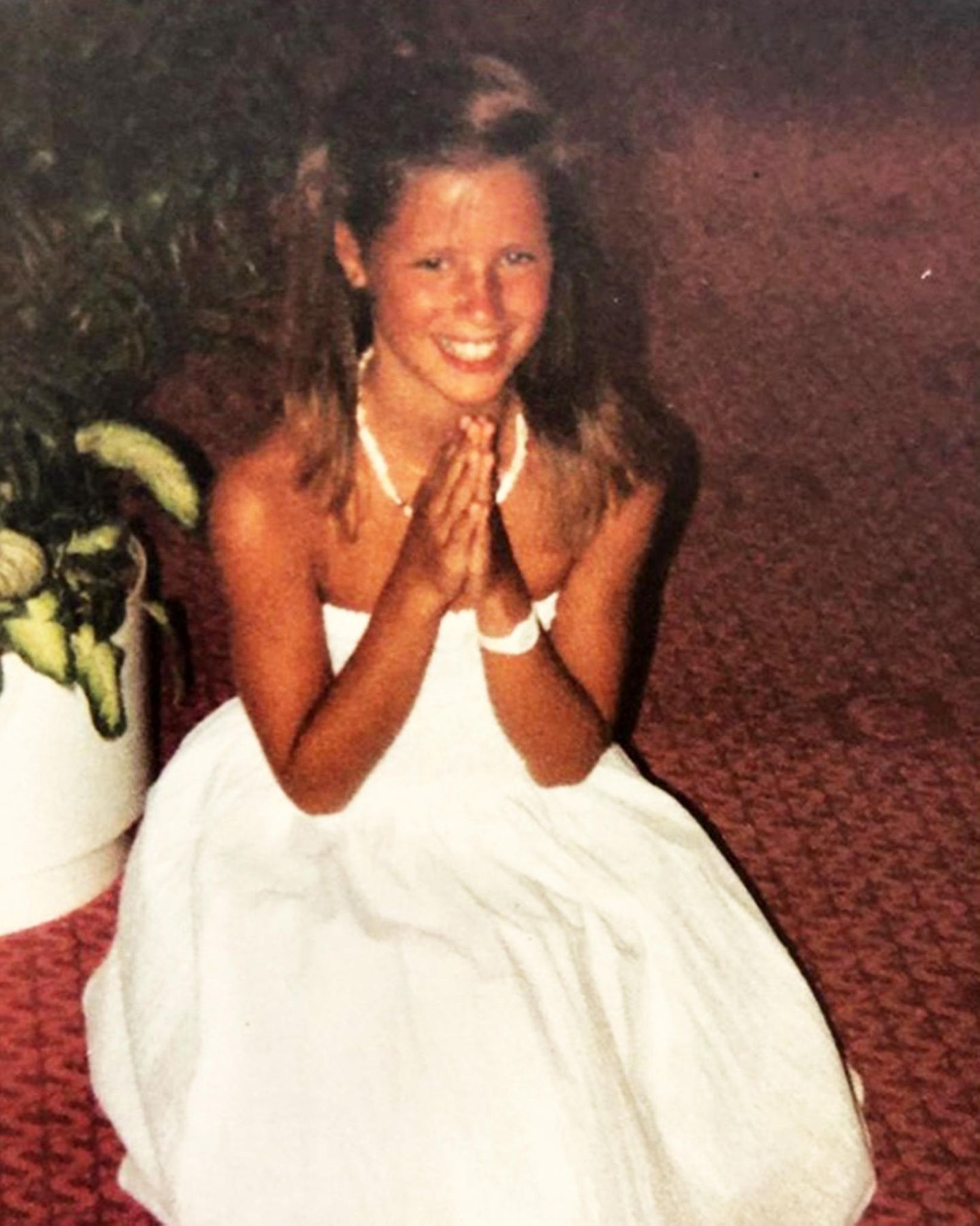 Kommt Ihnen dieses süße Lächeln bekannt vor? Richtig, das ist Michelle Hunziker mit niedlichen 9 Jahren und der stolzen Dankbarkeit, sich mit ihrem neuen weißen Kleid, wie eine Prinzessin zu fühlen. Mit diesem süßen Throwback-Foto erzählt sie, wie verrückt sie ihre Mutter damals gemacht hat, um dieses Kleid zu bekommen.