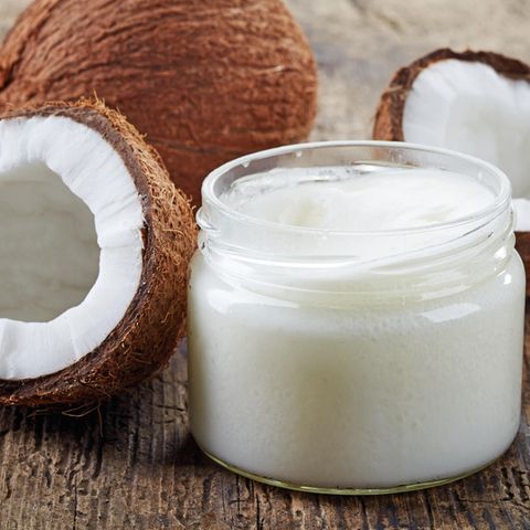 Kokosöl ist ein natürliches Mittel gegen Zecken und zur Behandlung bei einem Zeckenbiss geeignet