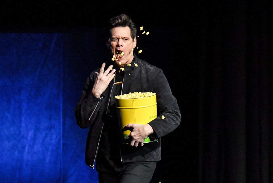 5. April 2019 Auf der CinemaCon 2019 in Las Vegas spricht Schauspieler Jim Carrey über seinen kommenden Film "Sonic the Hedgehog" – für den es mit Sicherheit viel Applaus geben wird. Bis dahin versorgt sich Carrey mit einer Portion Popcorn. 5. April 2019 Auf der CinemaCon 2019 in Las Vegas spricht Schauspieler Jim Carrey über seinen kommenden Film "Sonic the Hedgehog" – für den es mit Sicherheit viel Applaus geben wird. Bis dahin versorgt sich Carrey mit einer Portion Popcorn.