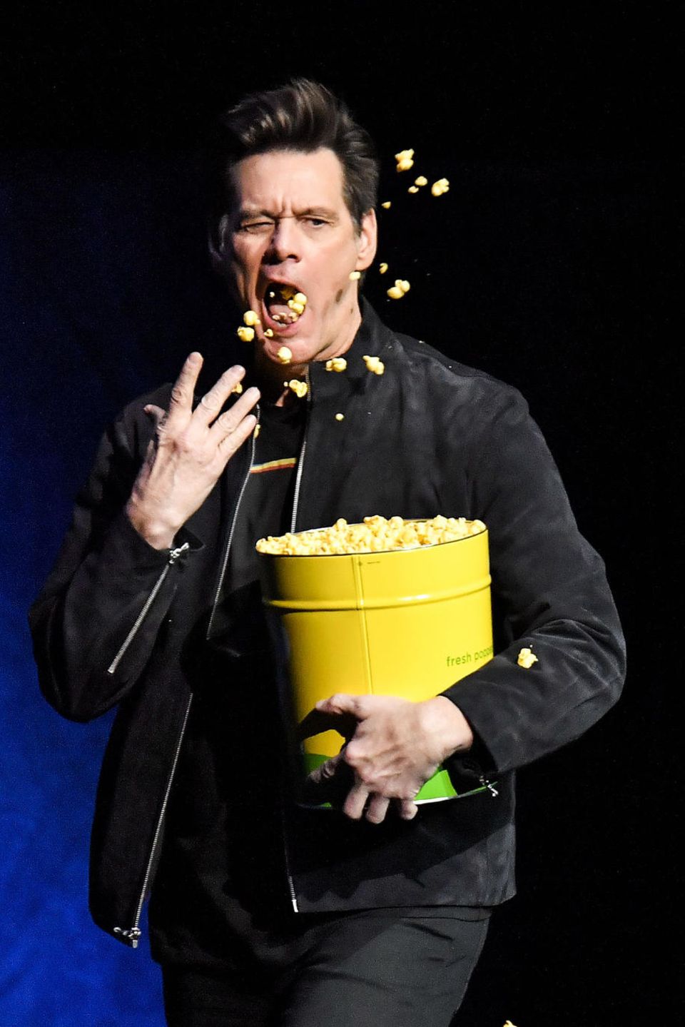 5. April 2019 Auf der CinemaCon 2019 in Las Vegas spricht Schauspieler Jim Carrey über seinen kommenden Film "Sonic the Hedgehog" – für den es mit Sicherheit viel Applaus geben wird. Bis dahin versorgt sich Carrey mit einer Portion Popcorn. 5. April 2019 Auf der CinemaCon 2019 in Las Vegas spricht Schauspieler Jim Carrey über seinen kommenden Film "Sonic the Hedgehog" – für den es mit Sicherheit viel Applaus geben wird. Bis dahin versorgt sich Carrey mit einer Portion Popcorn.