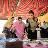 Königin Rania ist sich trotz Royal-Titel nicht zu schade, um in der Küche fleißig zu helfen. Sie war zu Besuch in Wadi Shueib, im jordanischen Al Balqa. Dort hat sie gemeinsam mit den Frauen des Dorfes traditionelle Speisen hergerichtet und anschließend auch mit ihnen verzehrt. Ihre Outfit-Wahl war zwar elegant, aber nicht zu abgehoben für einen Tag in der Dorfküche. Perfekt!