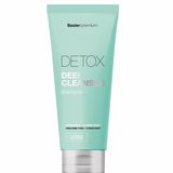 Auch Haare brauchen Detox! Damit Hitzeschutz-Spray und Schaumfestiger restlos entfernt werden, ist bei jeder zweiten bis dritten Haarwäsche eine Tiefenreinigung zu empfehlen. Das vegane Detox-Shampoo von Basler-Premium beseitigt Styling- und Pflegerückstände gründlich. Wertvolle Wirkstoffe aus Algenextrakt und Hamamelis reinigen das Haar und pflegen zusätzlich die Kopfhaut. Damit bleibt die Mähne dauerhaft schön und gesund! Ca. 13 Euro